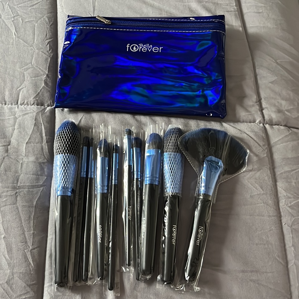 New Cosmetic bits with their bag set of 11 pieces